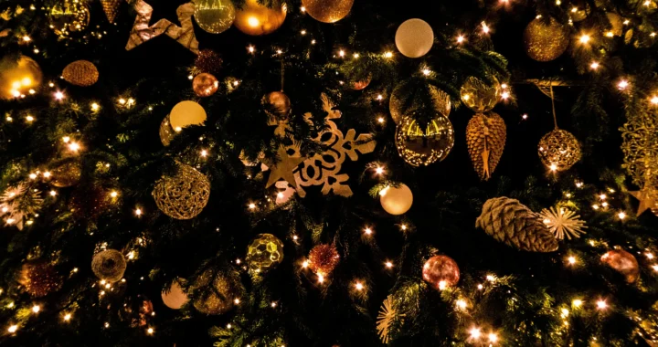 How to Decorate With Christmas Lights Indoors: 9 Ways for Your Dormitory (2025 Guide)